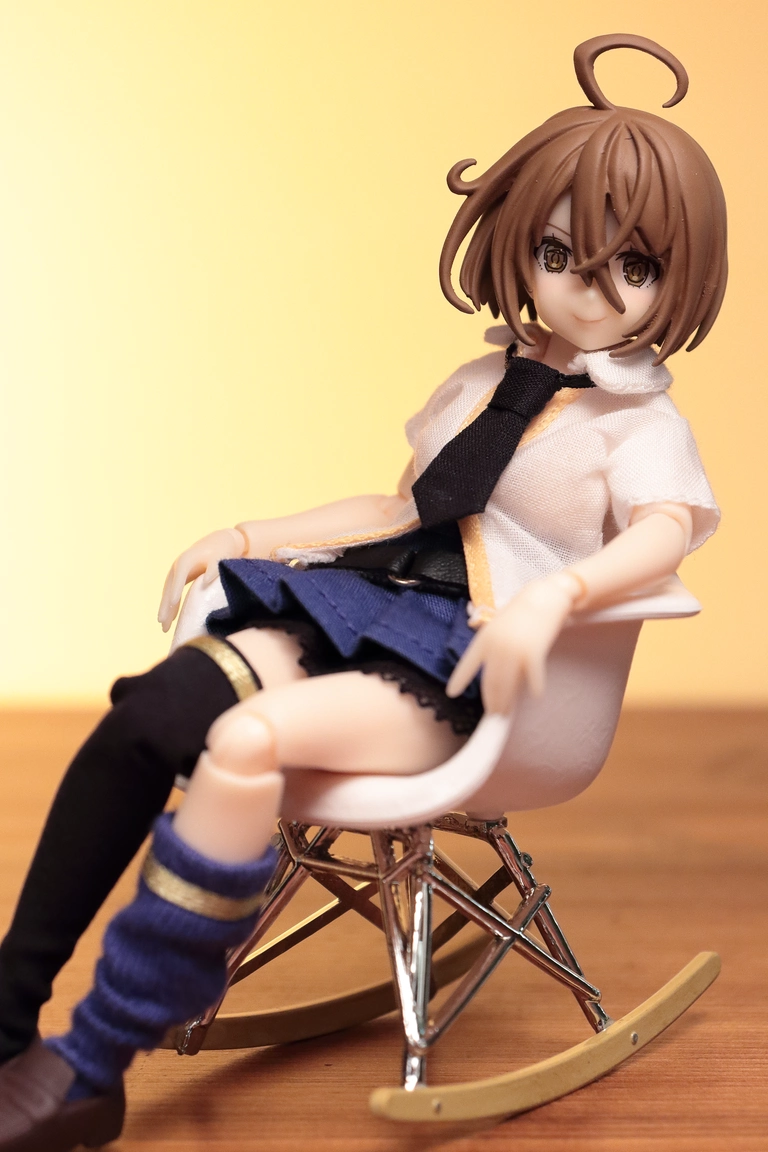 A front view of a 1:12 scale model of the RAR in white and “Assault Lily” Kawamura Yuzuriha wearing the Odaiba Girls’ School uniform