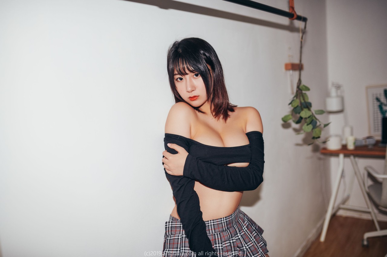 猫九酱sakura《夏日风吊带背心美女》写真，清新与活力的COS妹子插图1