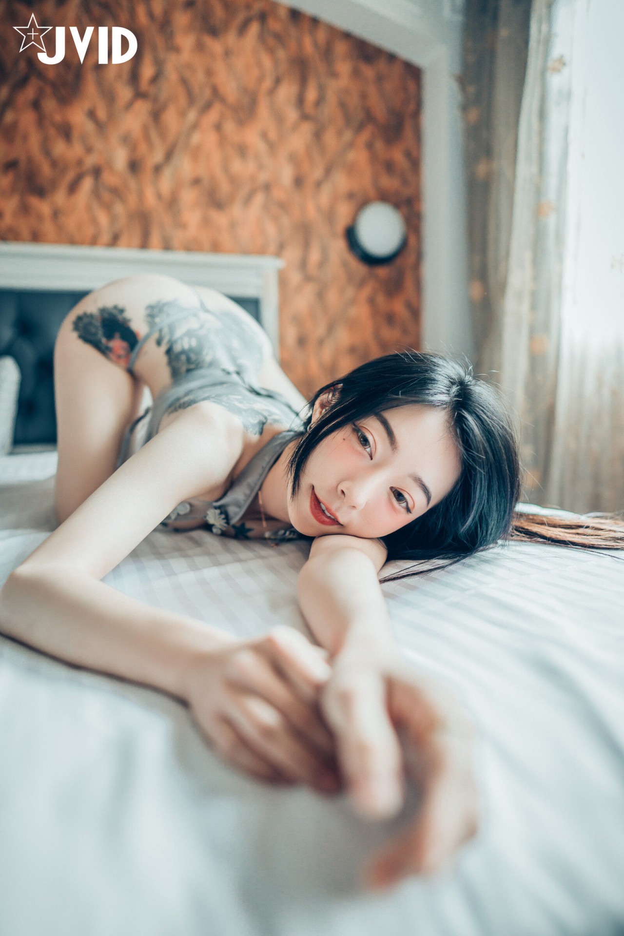 jvid 露出 色色旗袍写真，复古窗边的红衣纹身女孩插图1