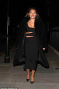 5487162-6324715-Sensational-Vanessa-White-cut-a-glamorous-figure