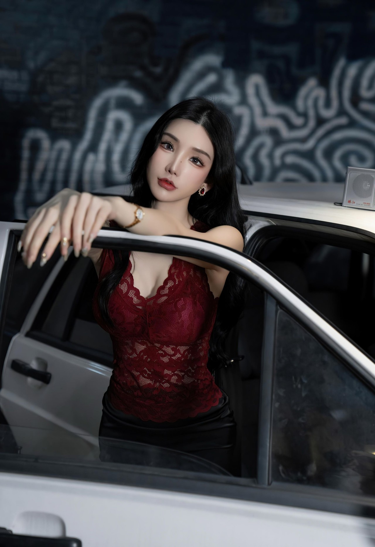 周于希《极品车模》写真，红黑拼接蕾丝上衣与黑色短裙，优雅与性感插图5