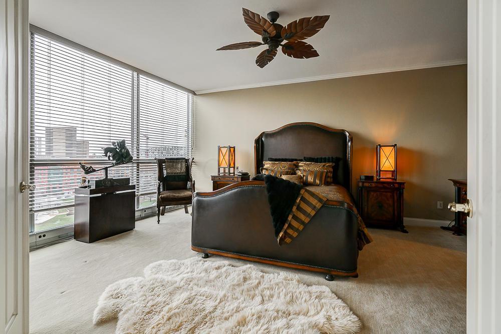 John's bedroom (but in the fic it has hardwood floors and a bed with rails ;)