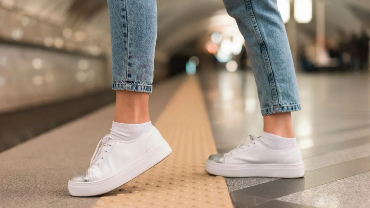 ¿Tus tenis tienen manchas amarillas? Evítalo con este truco con papel de baño