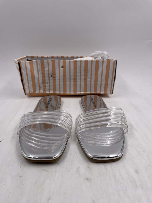 FASHION NOVA IN THE CLEAR FLAT SANDAL SILVER US 7 EUR 38 WOMEN PRICILA04