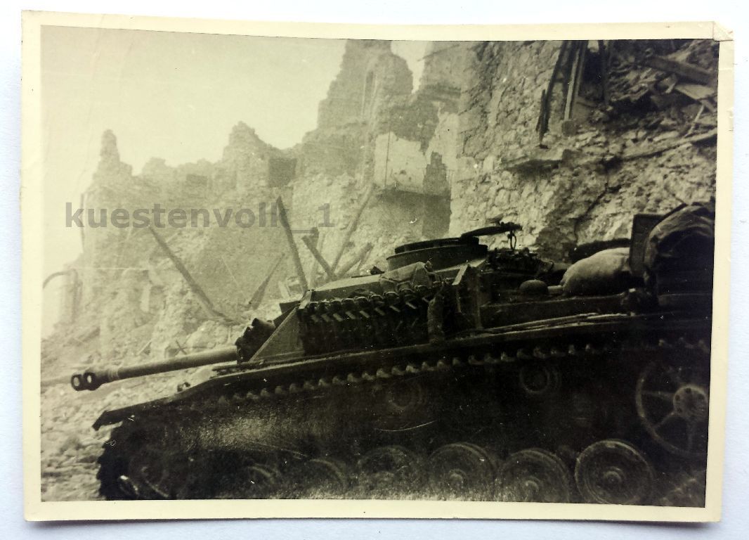Orig. Foto Trümmer 2.WK Panzer mit Abschußringe 