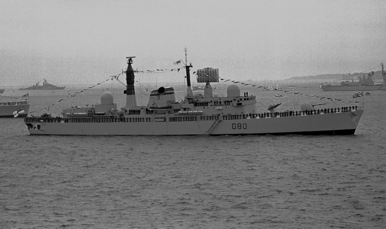 HMS Sheffield (D.80) на Спитхедском рейде на ревю в честь 25-летия правления королевы Елизаветы II, 