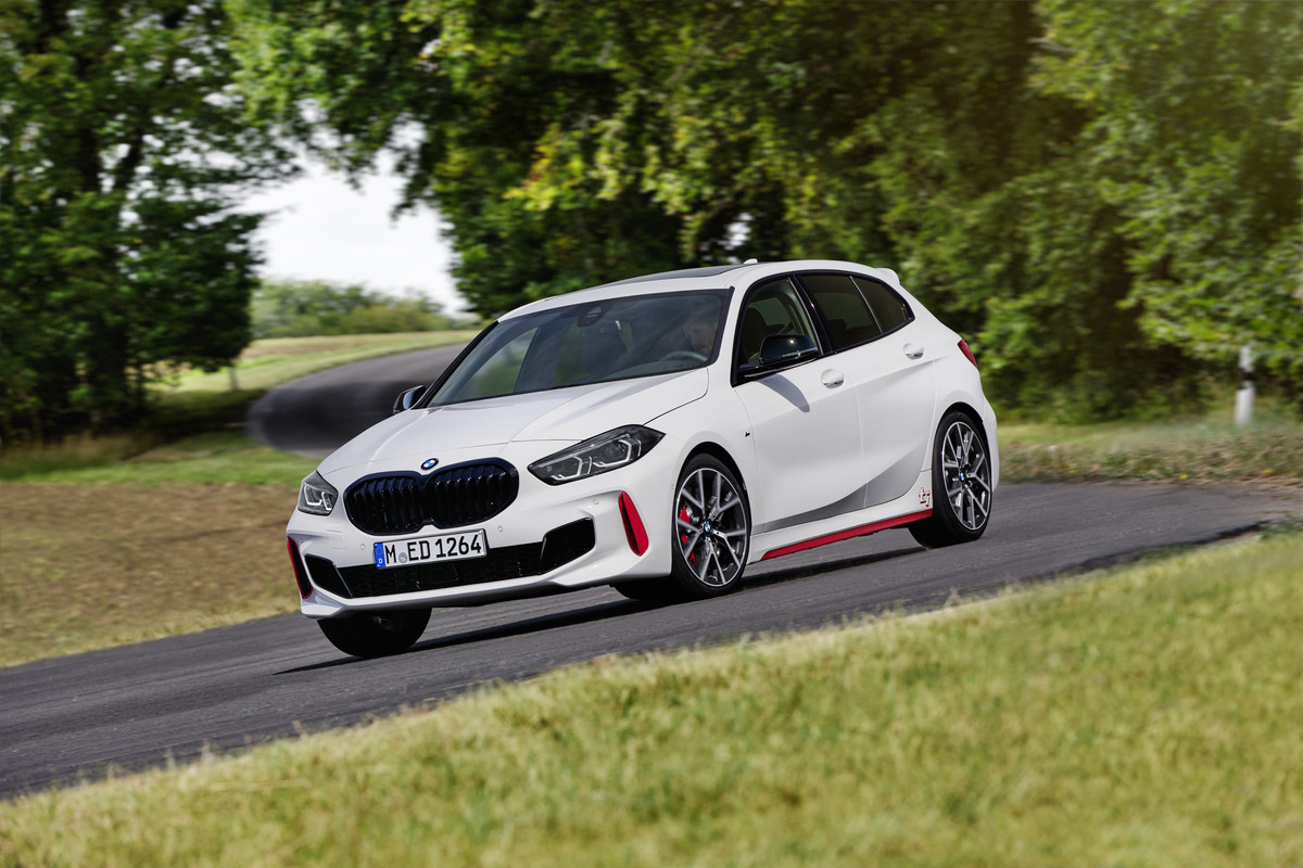 P90402187_highRes_the-all-new-bmw-128t