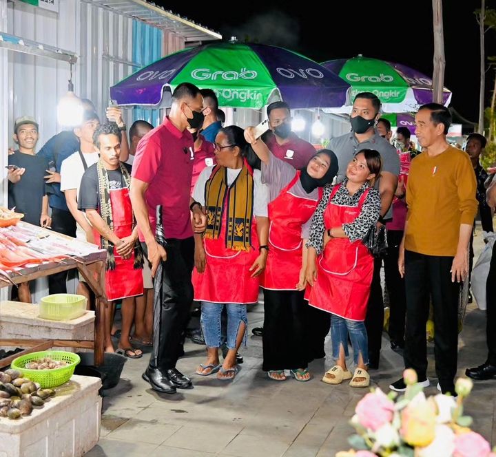 Momen Jokowi berswafoto dengan para pedagang makanan saat kunjungi kawasan wisata kuliner Kampung Ujung di Labuan Bajo, Manggarai Barat, Nusa Tenggara Timur, pada Minggu (7/5/2023) malam.