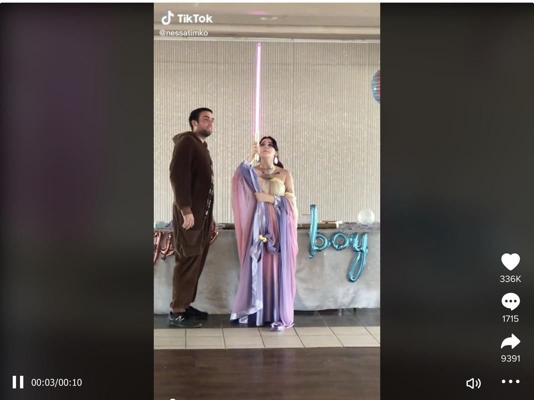 Al estilo Star Wars, pareja revela el sexo de su bebé y se hace viral (video)