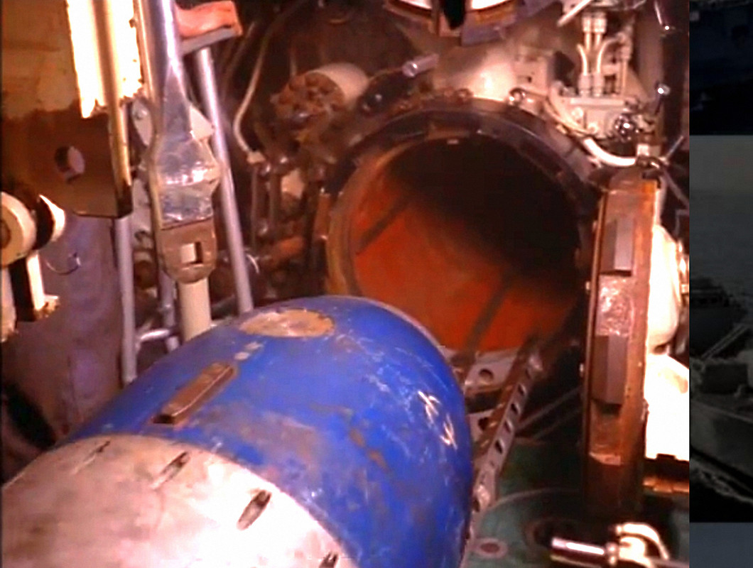 HMS Narwal (S.03) подача торпеды в ТА