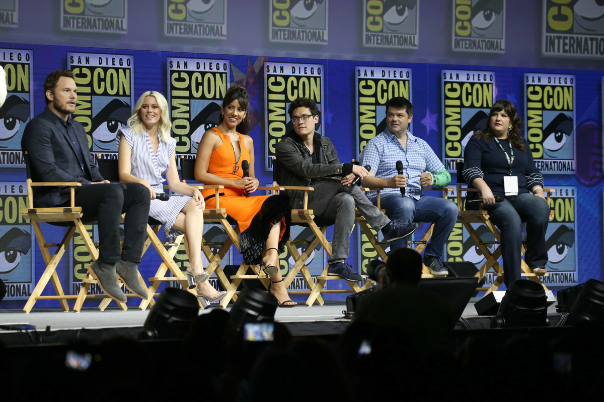 elizabeth-banks-warner-brothers-panel-comiccon-july-21st-2018-30