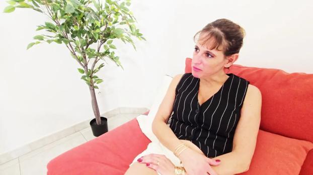 JacquieEtMichelTV – Lolly – Confides in her shrink… then enjoys his cock!