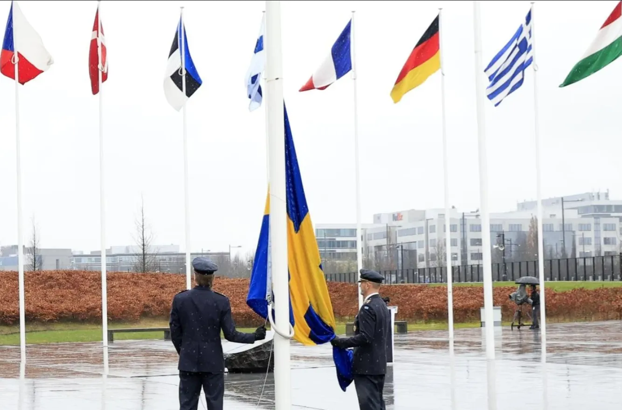 Suecia ingresa a la OTAN en ceremonia oficial de izamiento de bandera