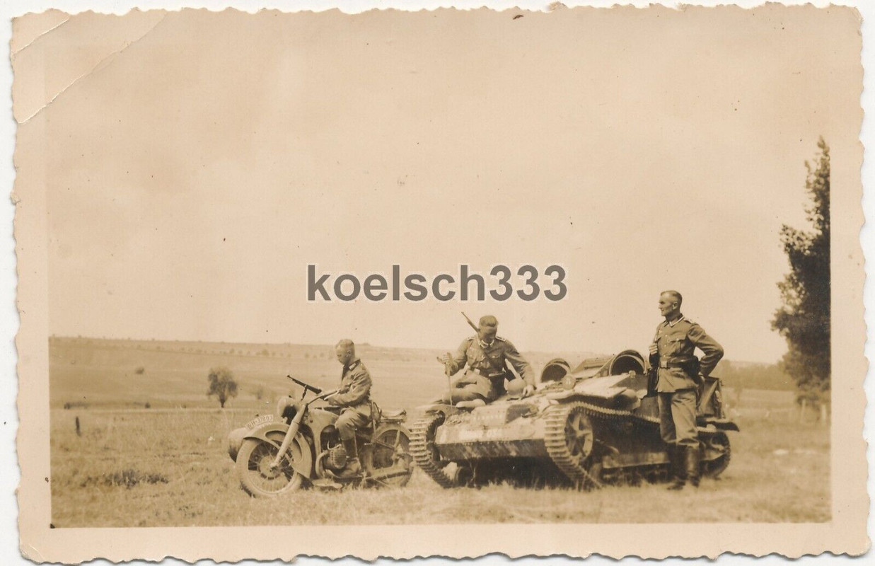Foto Soldaten der Wehrmacht am französischen UE Panzer Beute Schlepper Krad !