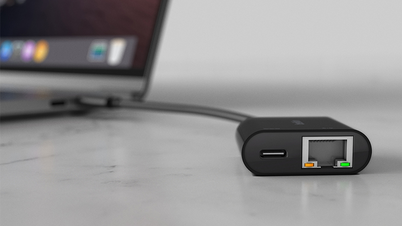 Detalle de los puertos Ethernet y USB-C del adaptador Belkin.