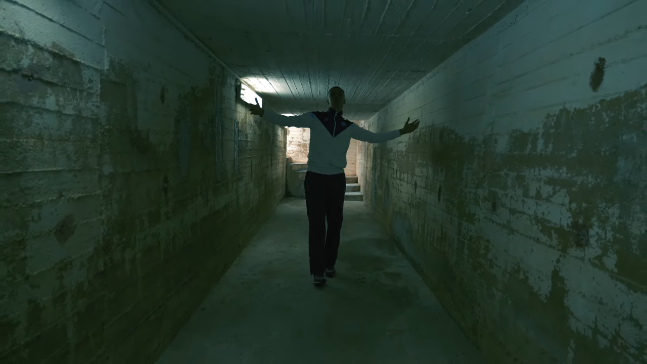 (3) Eisaggeleas - Exisosi (Official Music Video) 00-01-51