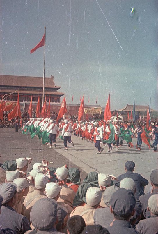 Провозглашение Китайской Народной Республики 1 октября 1949 г. Провозглашение Китайской Народной Республики 1 октября 1949 г. снимке, Владиславович, Владислав, Микоша, серой, куртке, СНИМКОВ, МНОГОМНОГО, КАТОМ, фотокинооператор, советский, случаю, октября, Тяньаньмэ́нь, площади, провозглашение, Китайской, автор, республики, Народной