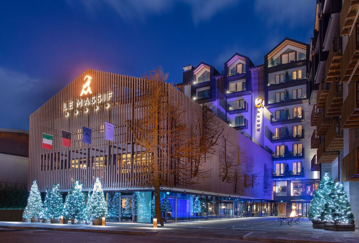 Le Massif Hotel Fa ade By Night