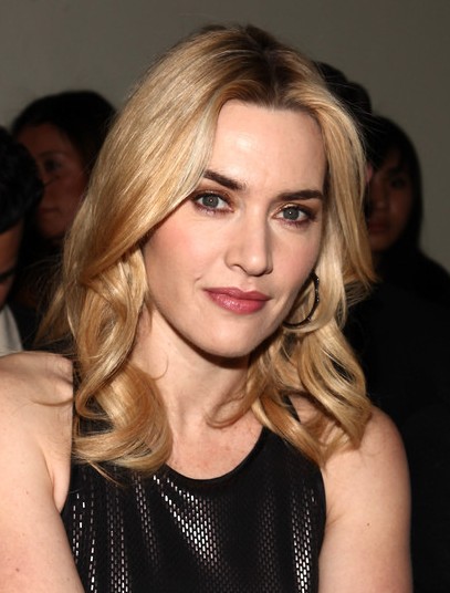 Cabelo loiro médio e penteado de praia de Kate Winslet  em 2024