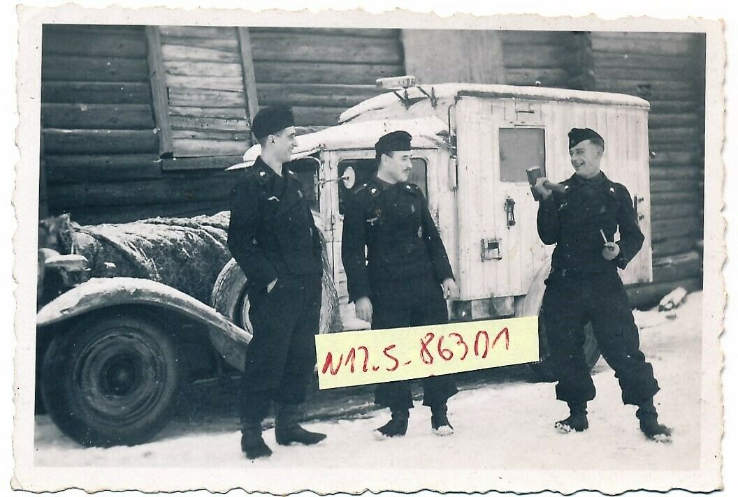 WH Panzermänner vor e. weiss angestrichene int. LKW ... Funkwage