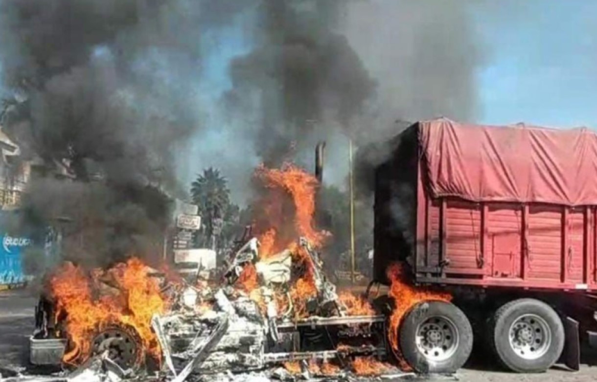 La Guardia Nacional ingresó a Nuevo Parangaricutiro y civiles queman vehículos