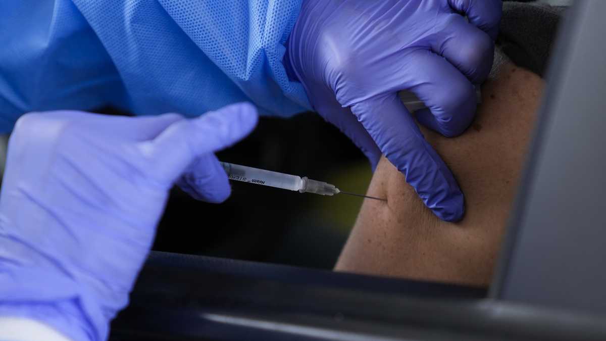 Hombre es arrestado por vacunarse 87 veces, para vender el certificado