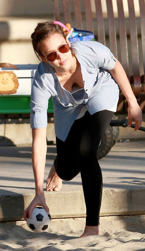 jessica-alba-downblouse-031910