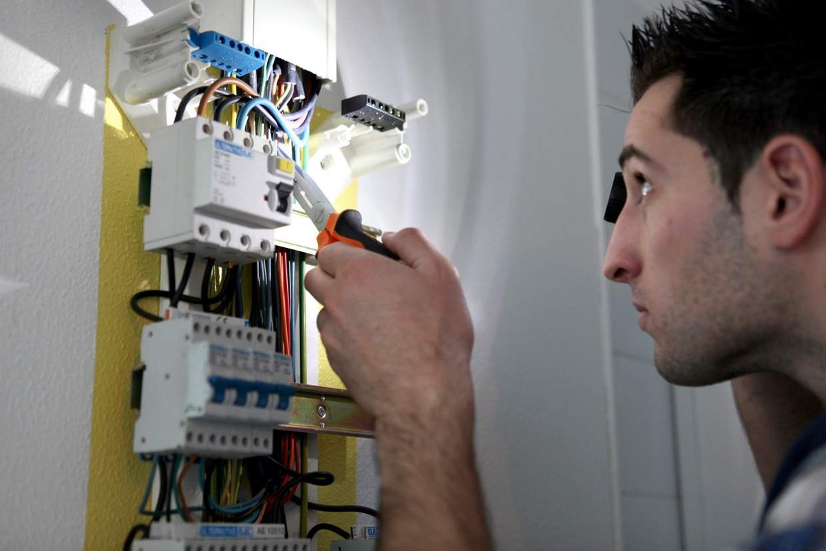 [Image d'un électricien qualifié 770 VOLTS en intervention en Île-de-France]