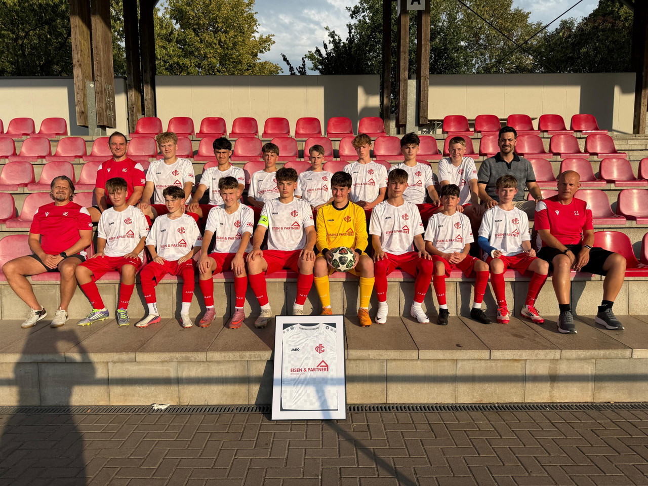 C-Junioren des FC Forst mit Eisen und Partner Immobilien