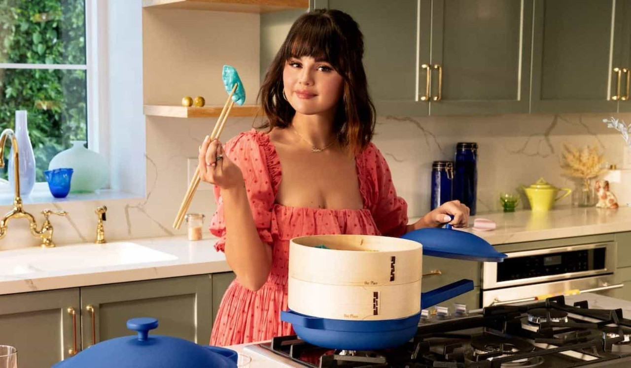 Selena Gomez deja atrás la música y lanza colección de utensilios de cocina