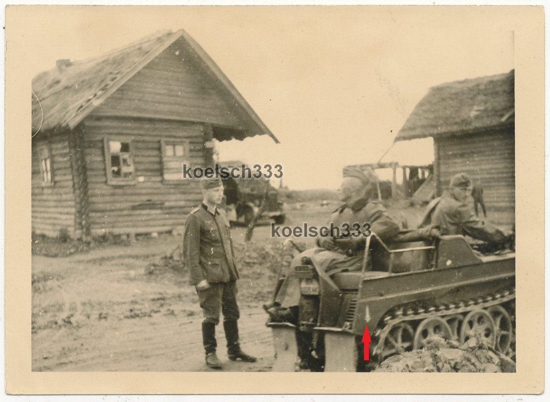 Foto General Allmendinger Kommandeur 5. Jäger Div. auf NSU Kettenkrad im Osten