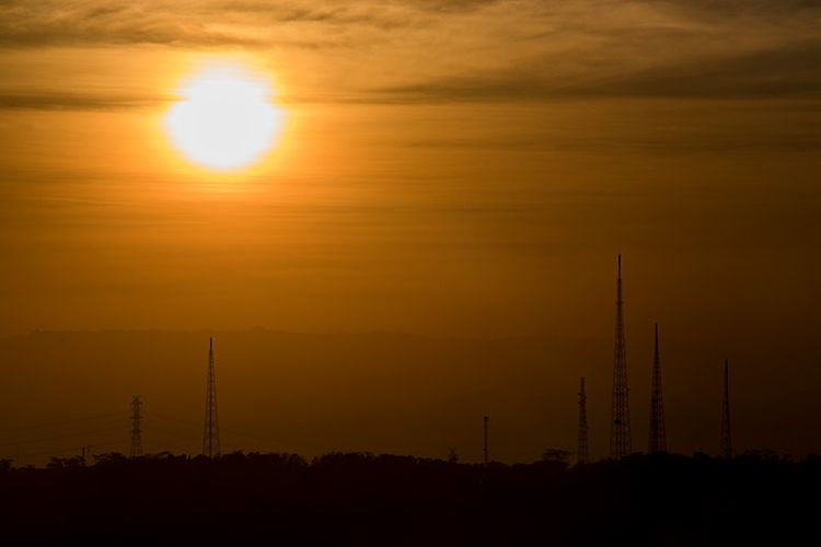 Matahari Terbenam Dilihat dari Embung Nglanggeran, Gunungkidul.

