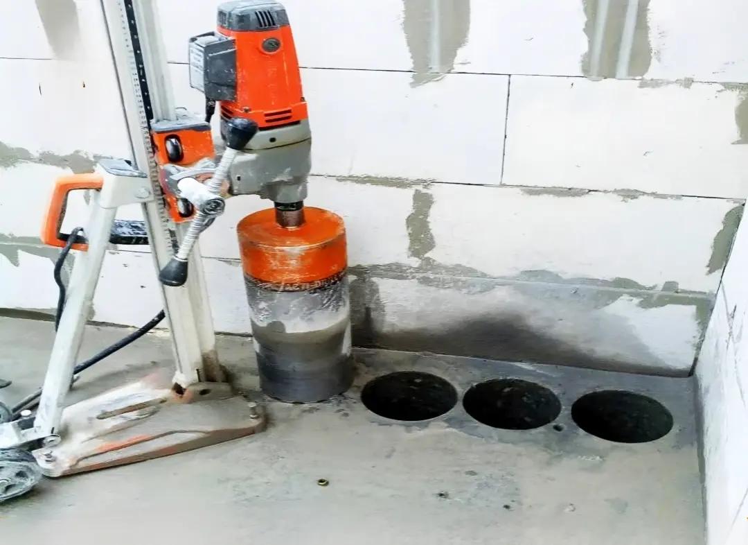 ماكينة كور دريل تخترق جدار خرساني.