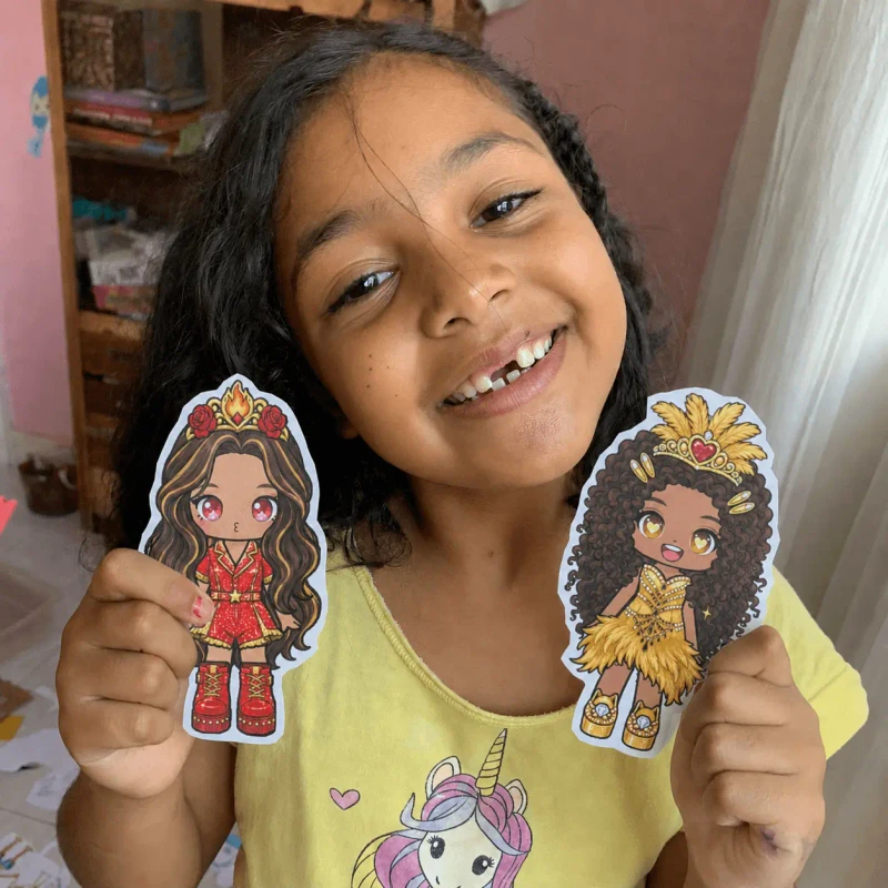 Menina mostrando bonecas de papel 2