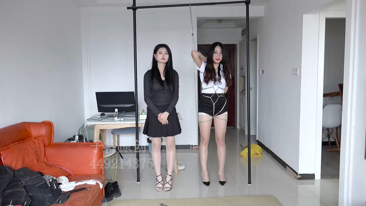 子衿原创 妍如菲菲带手铐出小区逛便利店.mp4_20230318_085137.725