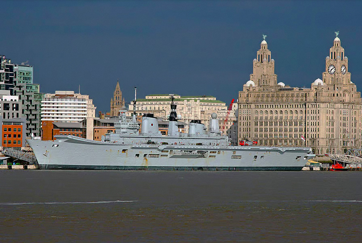 HMS Ark Royal (R.07) у терминала океанских лайнеров в Ливерпуле, 6 июля 2008