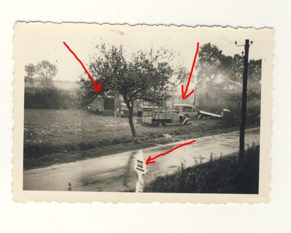 Foto FRANKREICH - zerstörte französische FAHRZEU