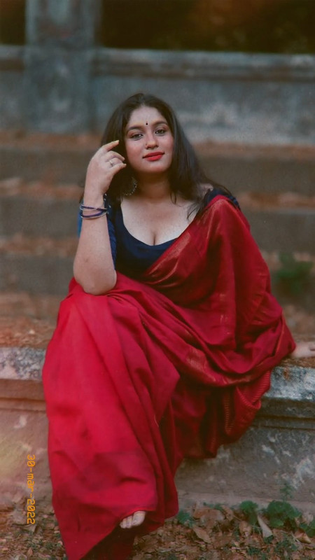 [Image: Singer-Radhika-cleavage-show-mp4-snapshot-00-08-265.jpg]