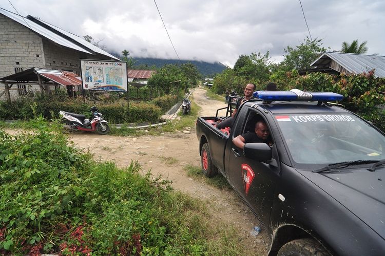 Sebuah mobil pasukan Brimob Polri melintas di sekitar perkampungan warga di Desa Lemban Tongoa, Kecamatan Palolo, Kabupaten Sigi, Sulawesi Tengah, Minggu (29/11/2020)