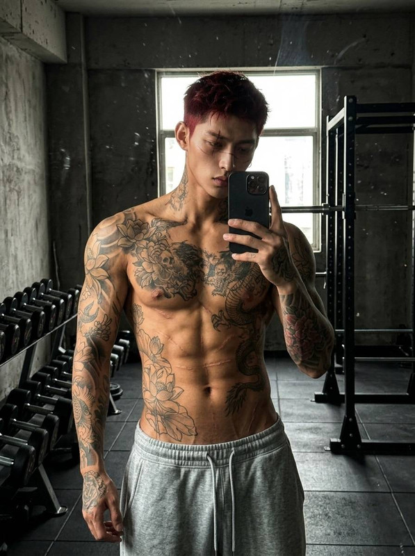 Man taking gym selfie 202608171950