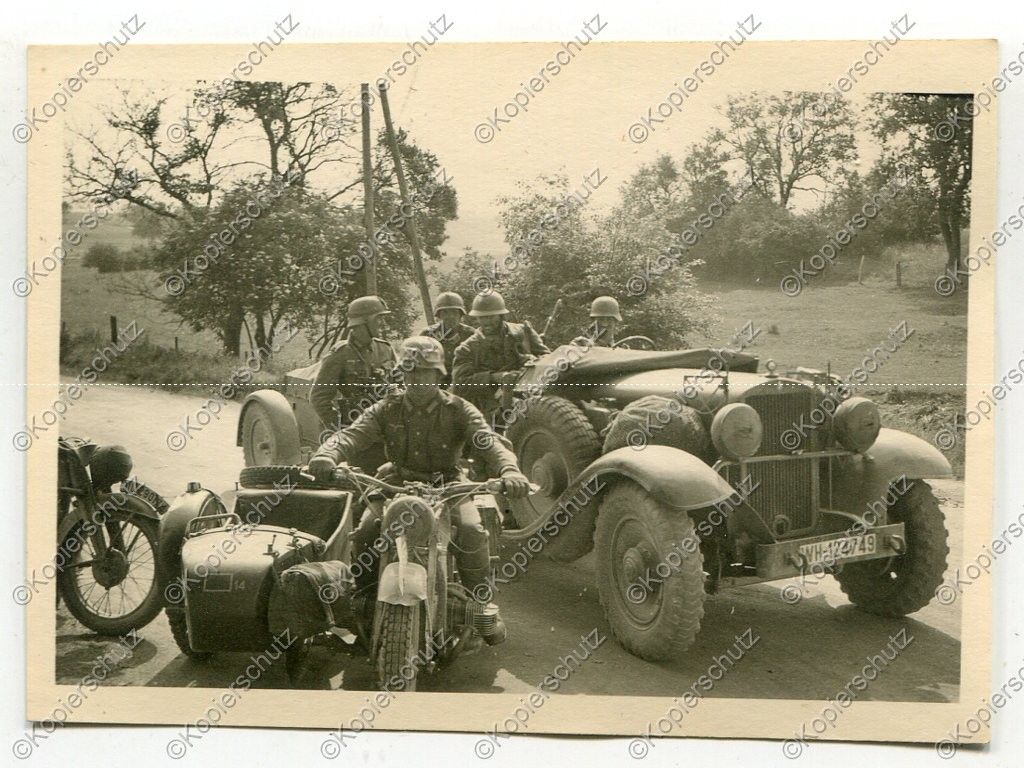 Foto, Gefangener frz. Soldat im Kübelwagen, Krad