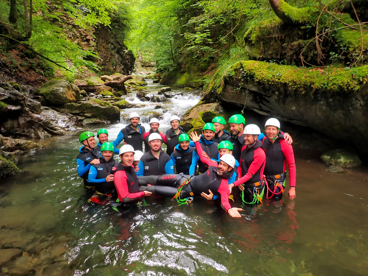 Saut canyoning EVG groupe Vallée d'Ossau Pyrénées