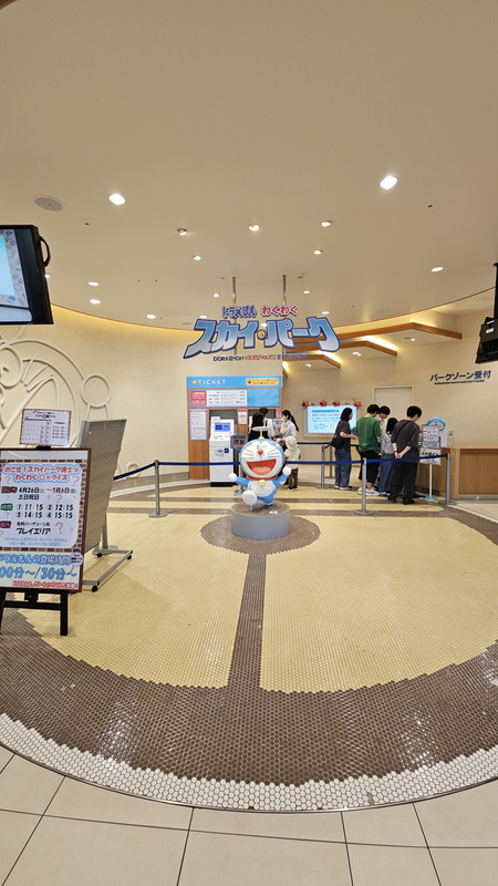一樣有哆啦A夢遊樂園，需要付費進入。地面是鈴鐺圖案
