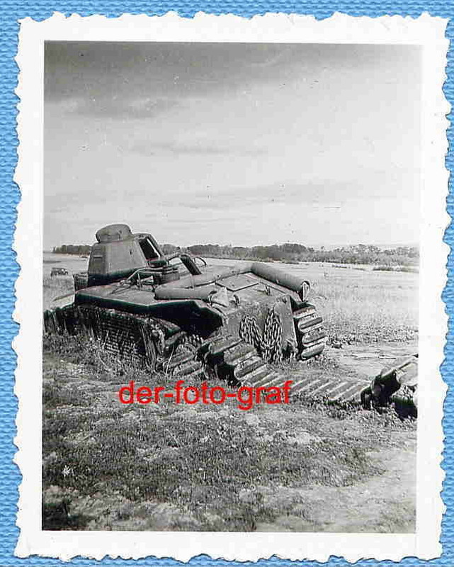 Frankreich, Panzer auf Schlachtfeld zerstört, um