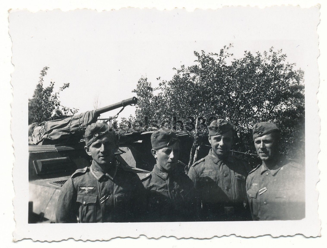 Foto Panzer Grenadiere am Sd.Kfz. 250-10 Schütze