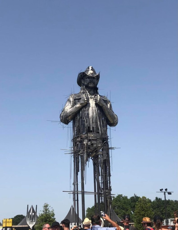 [Bild: 202206-News-Motorhead-Lemmy-statue-2-791x1024.jpg]