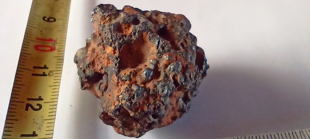 Demande d'identification : scories ou météorite ? 1-macro