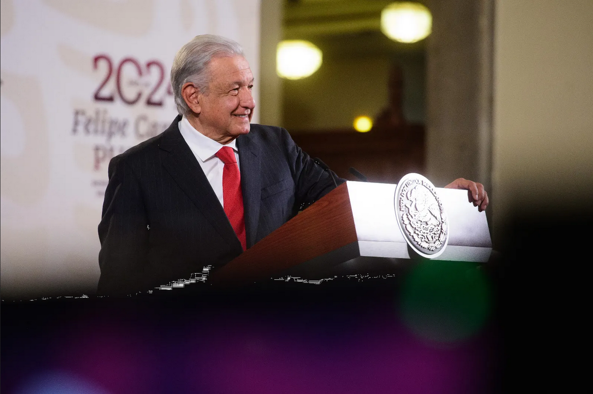 AMLO ofrece disculpas a padres de Ayotzinapa por hablar sobre el caso en la mañanera