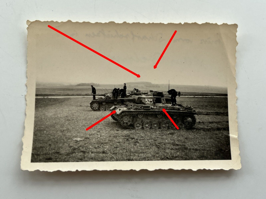 Foto Frankreich, Panzer III beim Schafschießen in Villers-Bretonneux, 525 u. 523