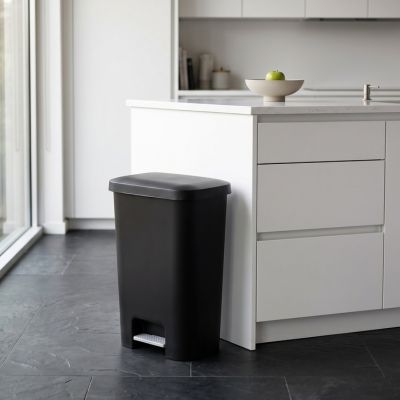 Zafacón Sterilite 10699004 de 45 litros color negro con pedal